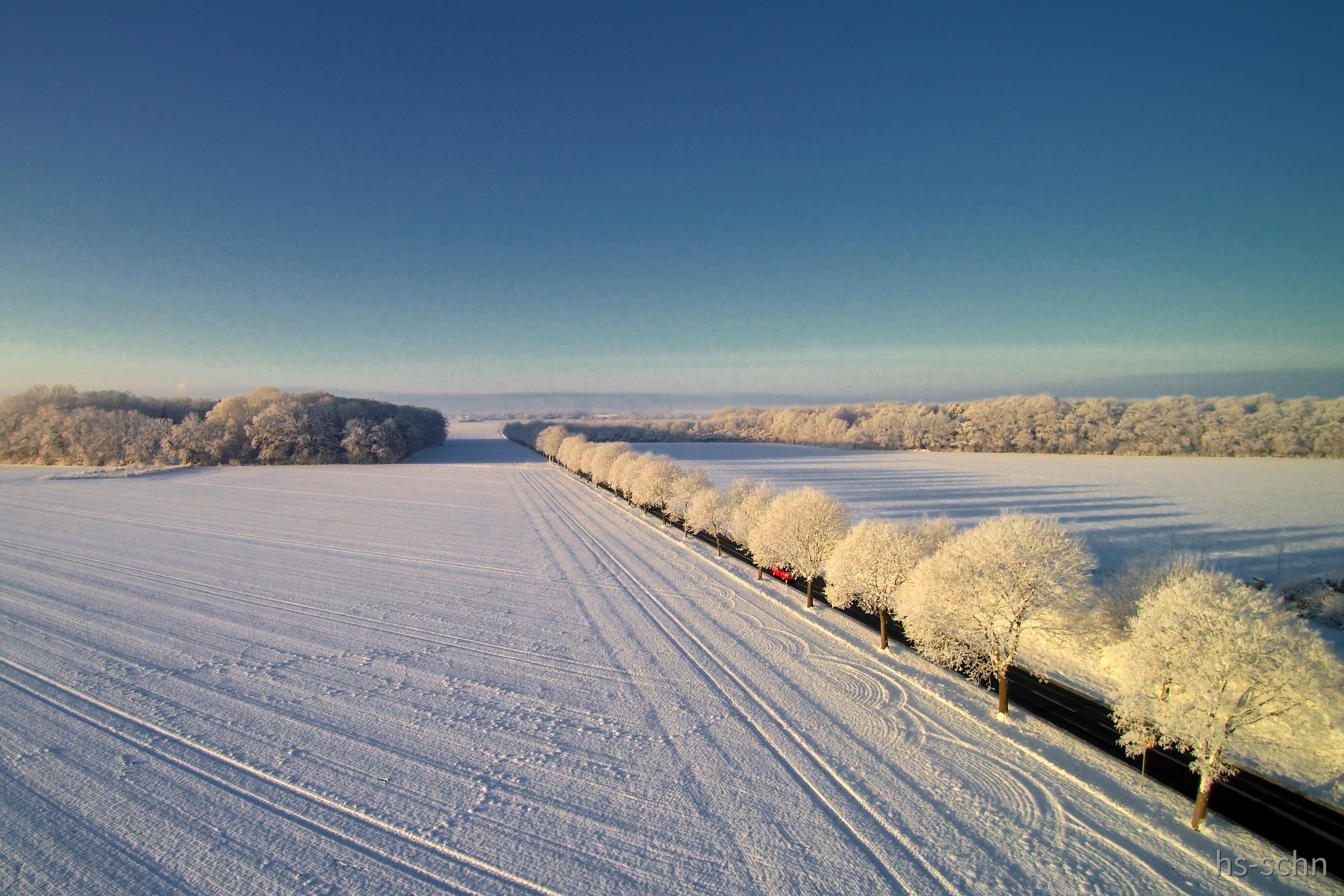 Landstrasse im Winter